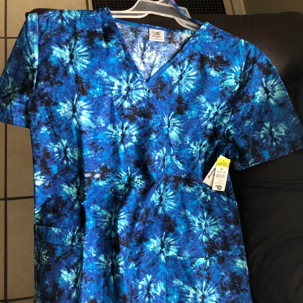 1X super cute scrub top. New w tags bluish print